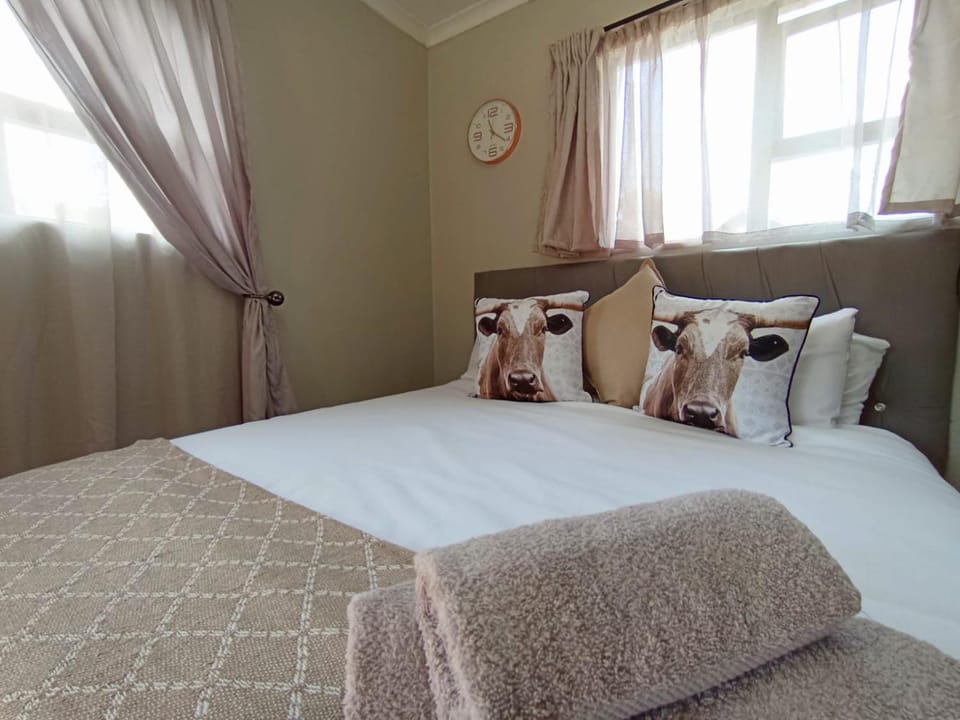 Bed, towels
