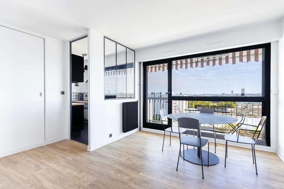 Appartement vue Paris Apartment in Courbevoie