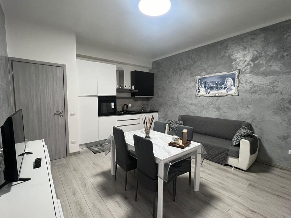 TV and multimedia, Living room, Seating area, Dining area