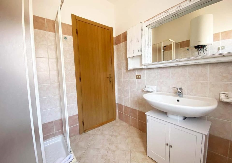 Shower, Toilet, Bathroom, hair dryier, towels