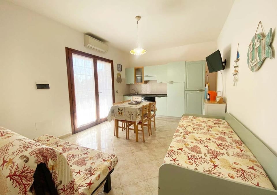 TV and multimedia, Kitchen or kitchenette, Living room, Seating area, air conditioner