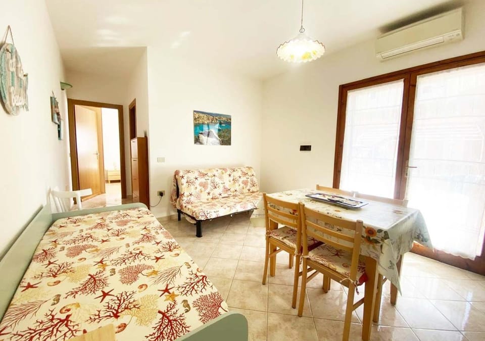Living room, Seating area, Dining area, air conditioner