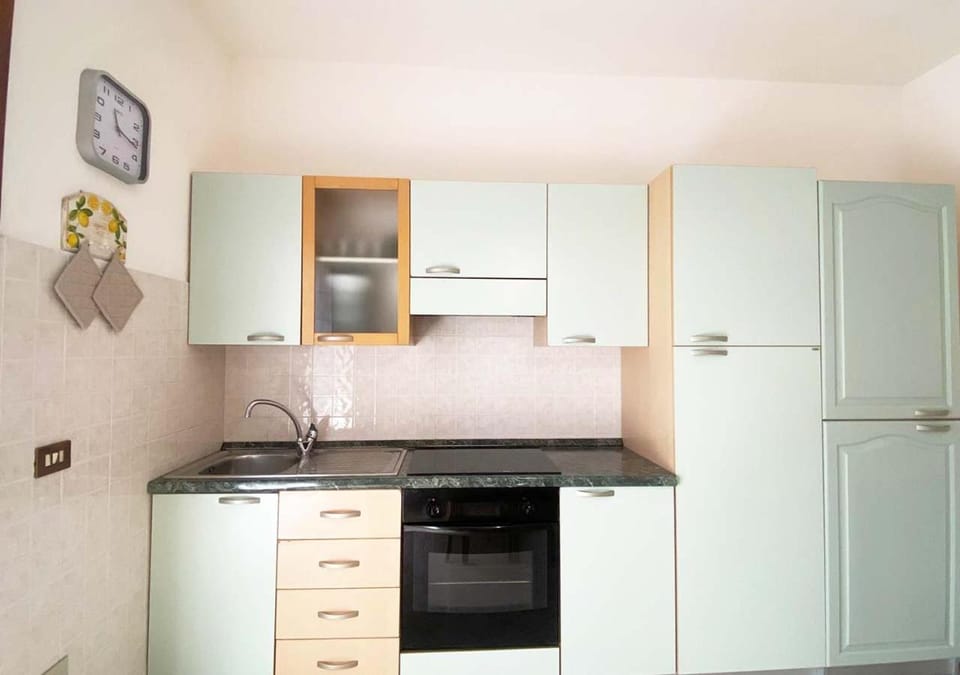 Kitchen or kitchenette, oven