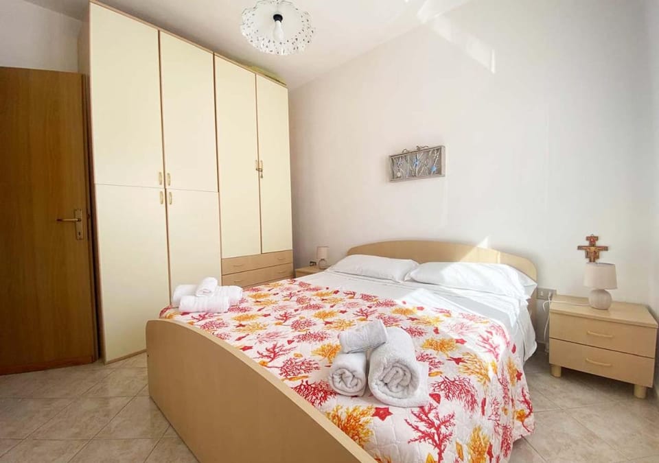 Photo of the whole room, Bedroom, towels, wardrobe
