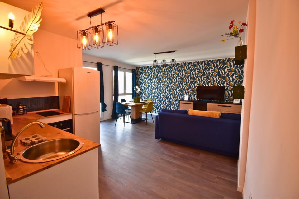 Kitchen or kitchenette, Dining area, minibar, pet friendly