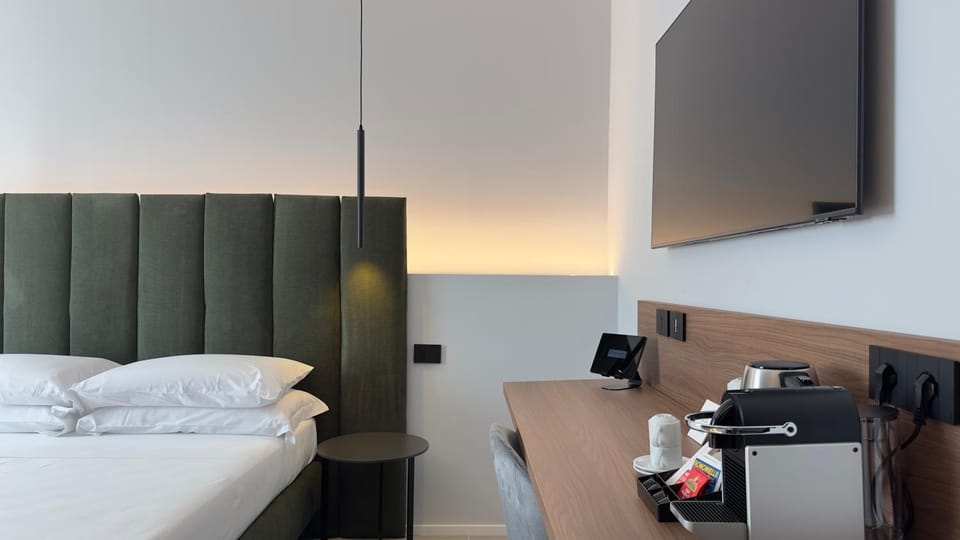 Bed, TV and multimedia, Bedroom