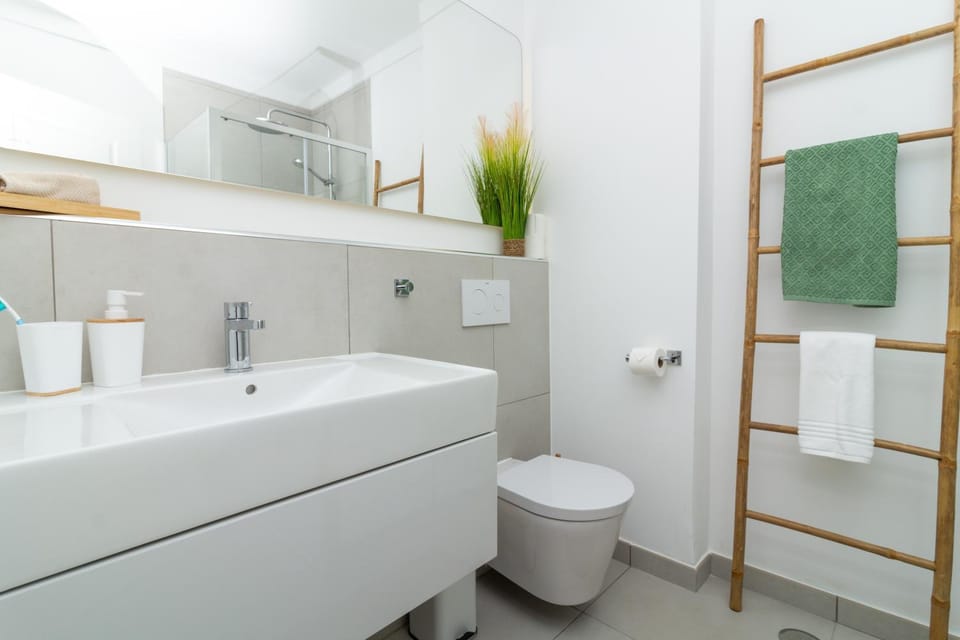 Shower, Toilet, Bathroom, towels