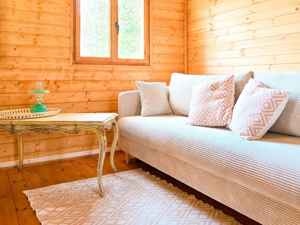 Bed, Living room, Photo of the whole room, Seating area