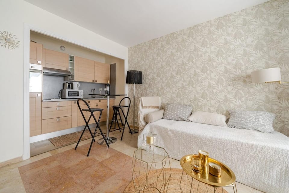 Bed, Kitchen or kitchenette, Photo of the whole room, Seating area, Dining area
