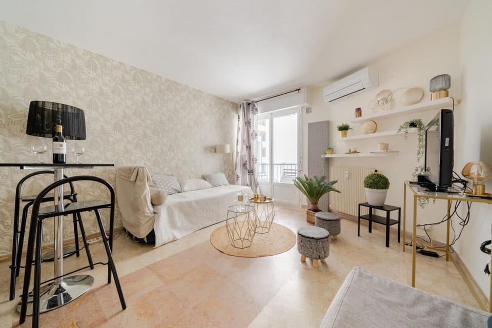 Photo of the whole room, Dining area, air conditioner