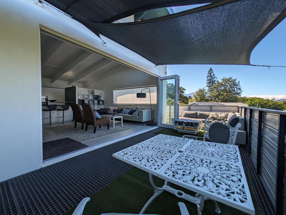 View (from property/room), Balcony/Terrace, Living room, Seating area, Dining area