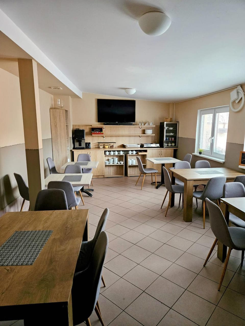 Communal lounge/ TV room, Seating area, Dining area