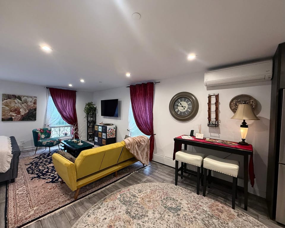 Eleni’s Charming Studio Apartment in Jackson Heights