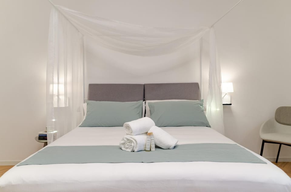 Bed, Photo of the whole room, Bedroom, towels