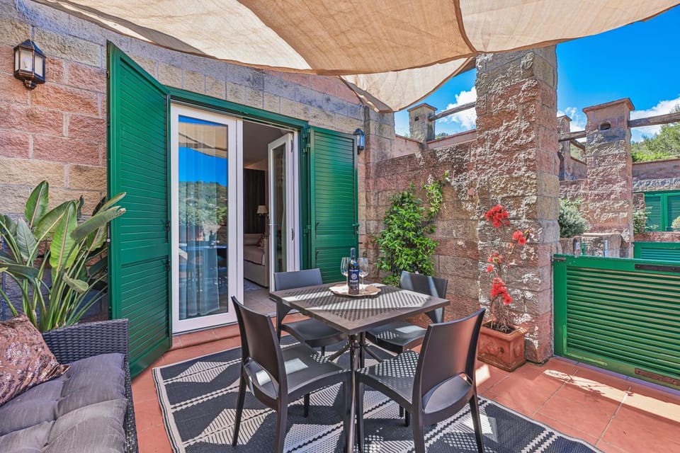 Patio, Day, Balcony/Terrace, Dining area