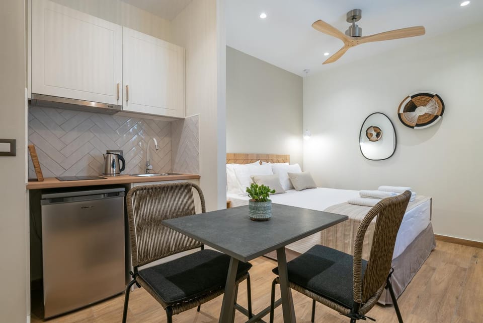 Kitchen or kitchenette, Dining area, fireplace, stove
