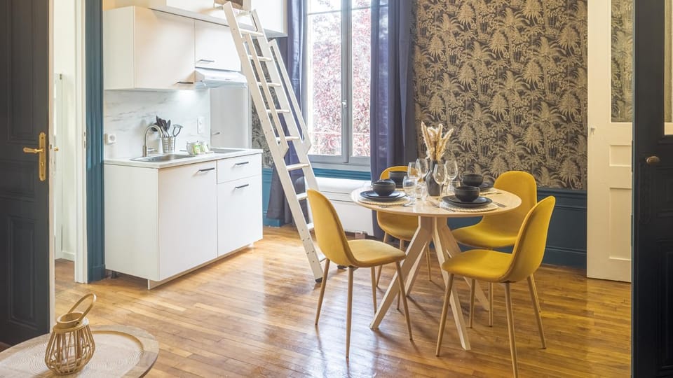 Kitchen or kitchenette, Dining area
