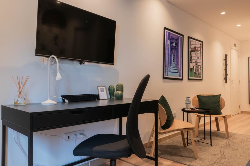 7Min to Uni Sé-Velha - AC - Work Desk - 300MBs WiFi - Suite 4 Bed and Breakfast in Coimbra