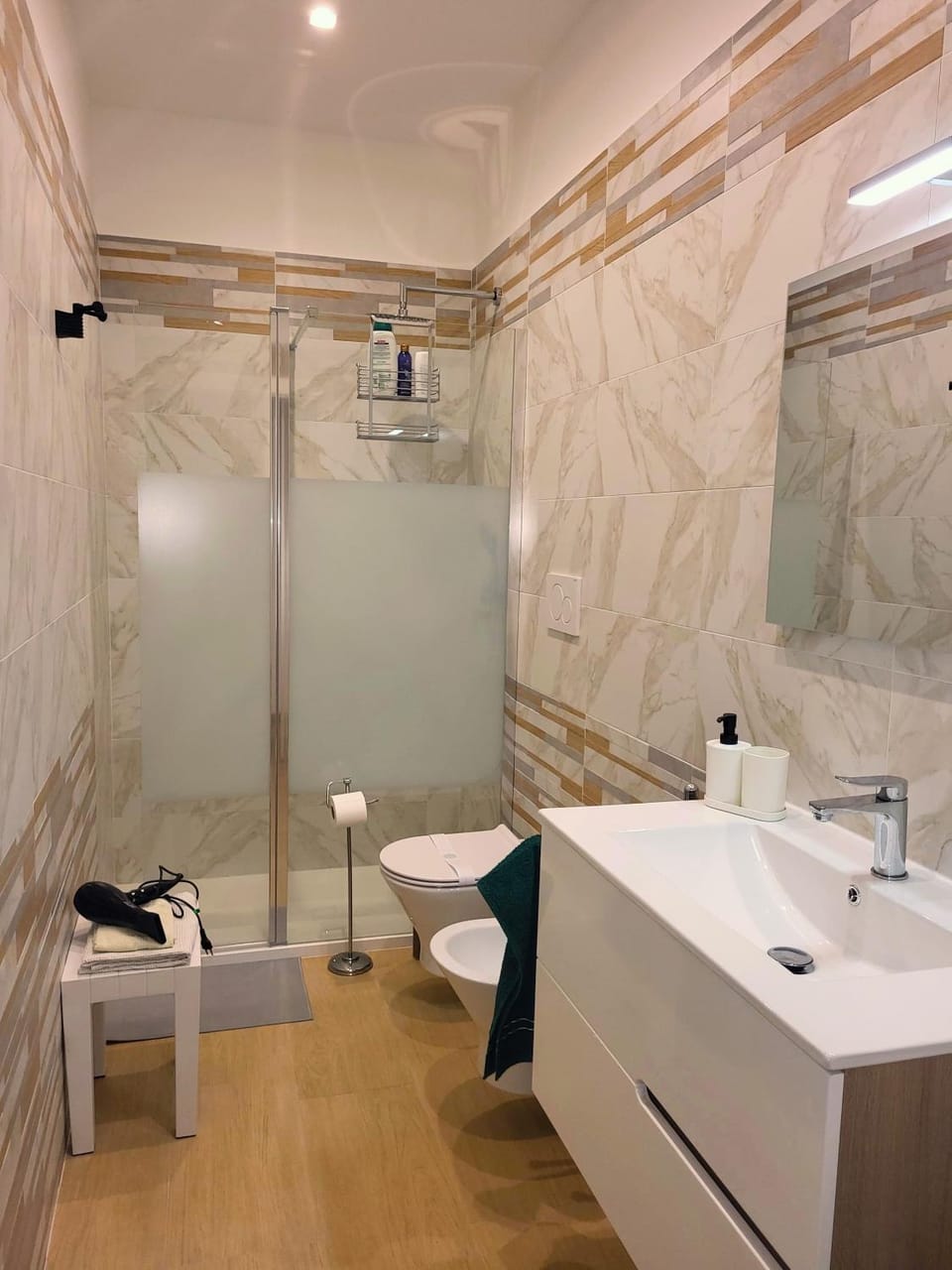 Shower, Toilet, Bathroom, bidet, towels