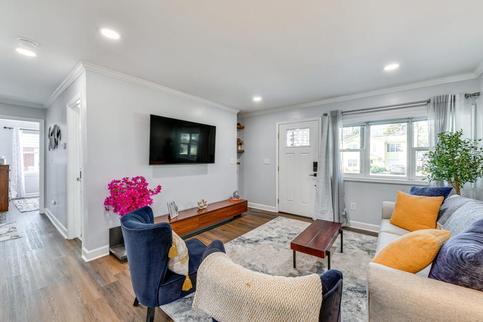 Newly Updated Home ~ 3 Mi to Downtown Charlotte! House in Charlotte