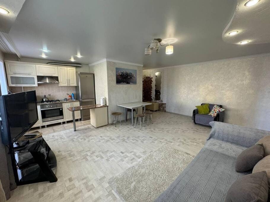 Трехкомнатная квартира в центре города с выходом в центральный Парк Apartment in Kazakhstan