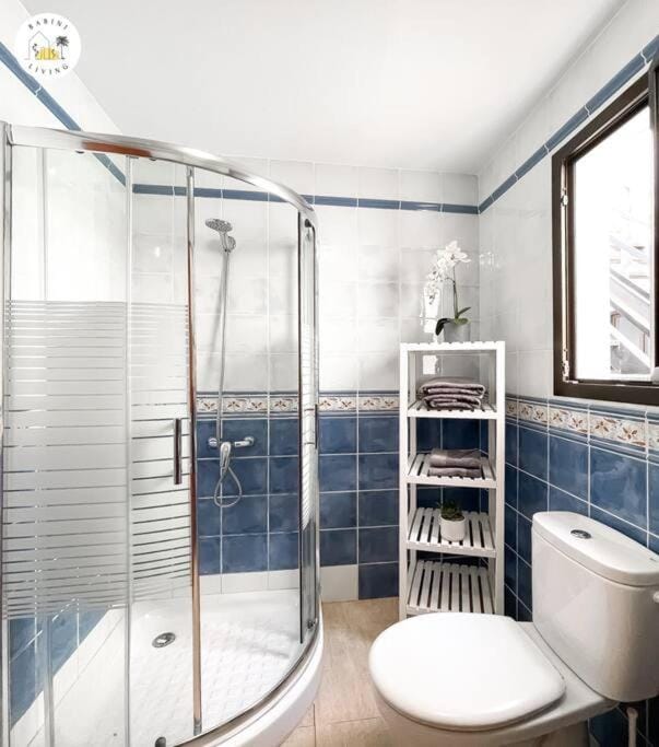 Shower, Toilet, Bathroom, towels