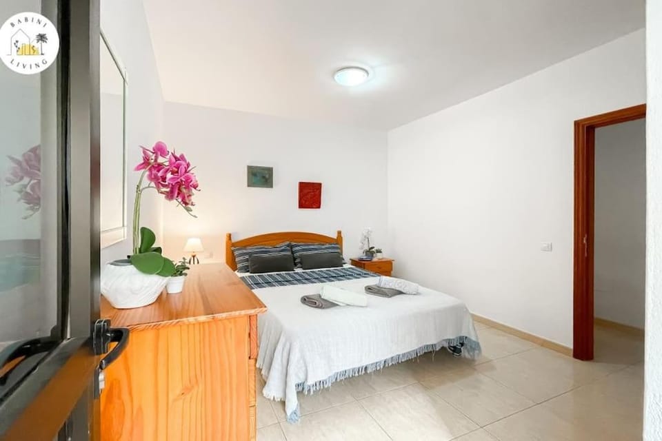 Bed, TV and multimedia, Photo of the whole room, Bedroom, towels