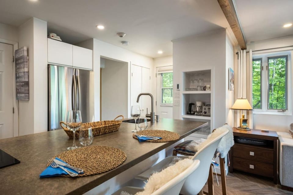 Kitchen or kitchenette, Seating area