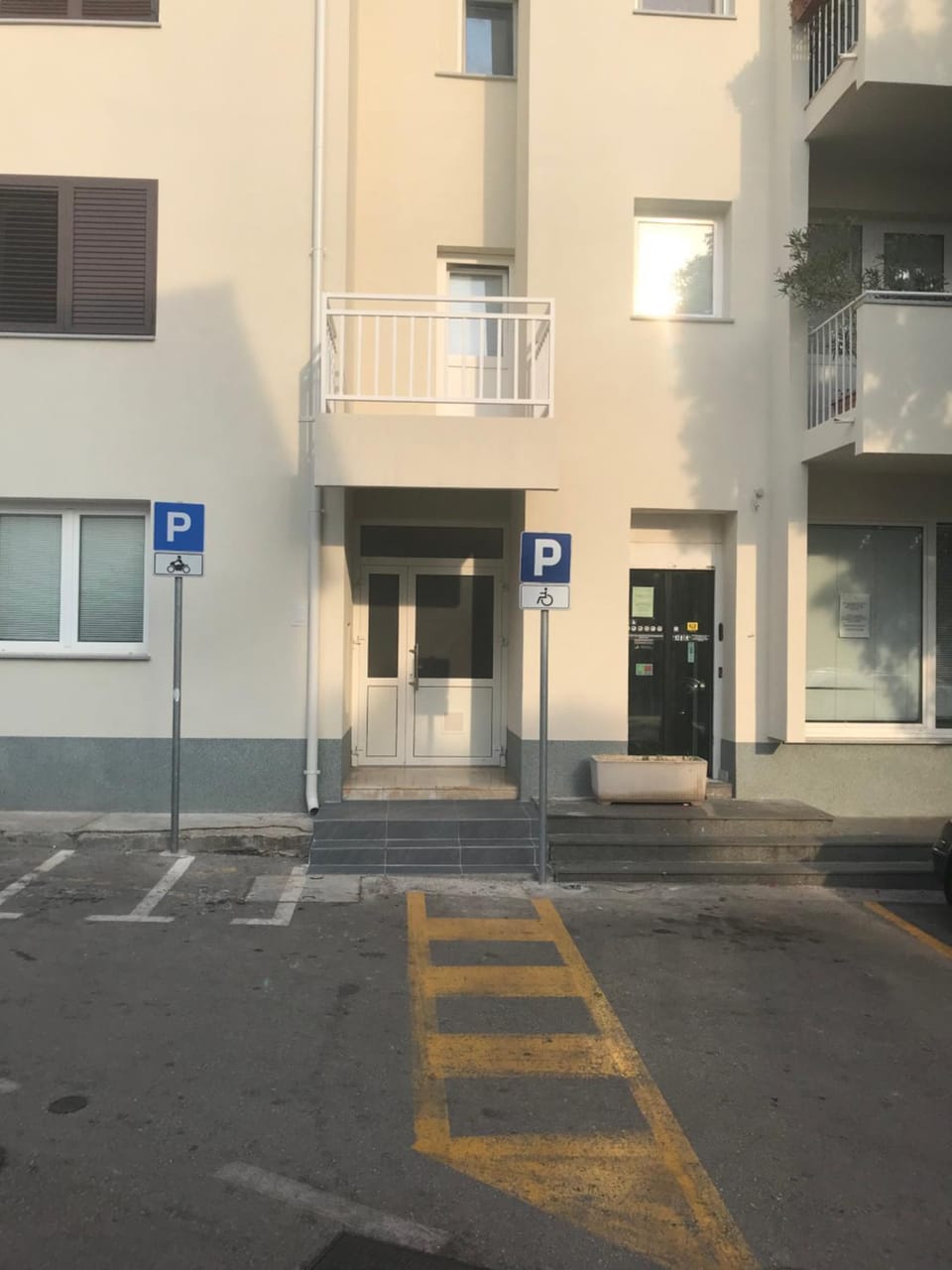 Facade/entrance