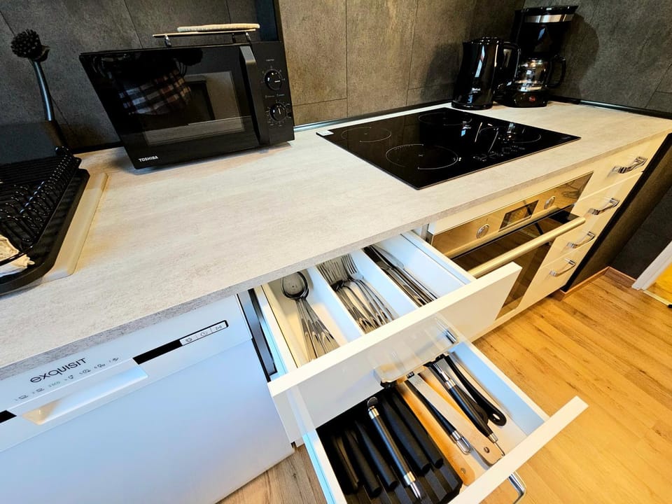 Kitchen or kitchenette, minibar