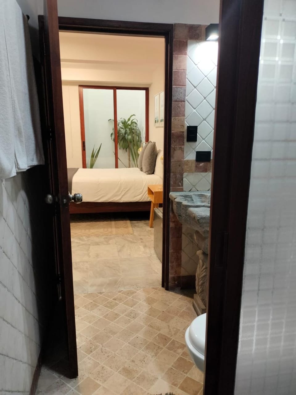 Photo of the whole room, towels