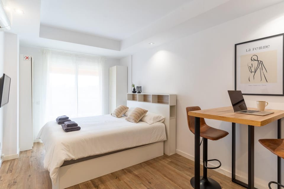 Bed, TV and multimedia, Photo of the whole room, Bedroom