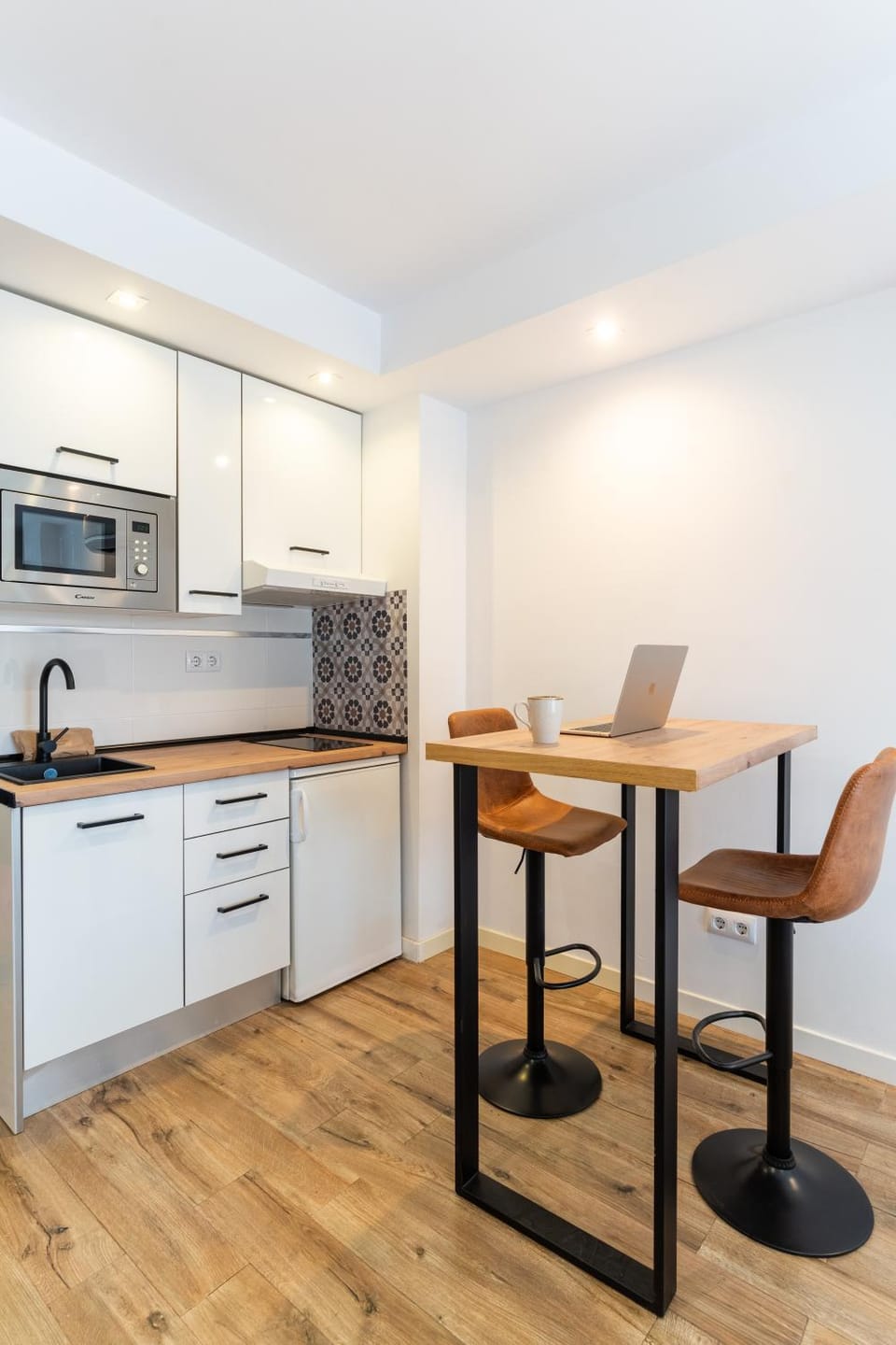 Kitchen or kitchenette, Dining area, minibar, stove