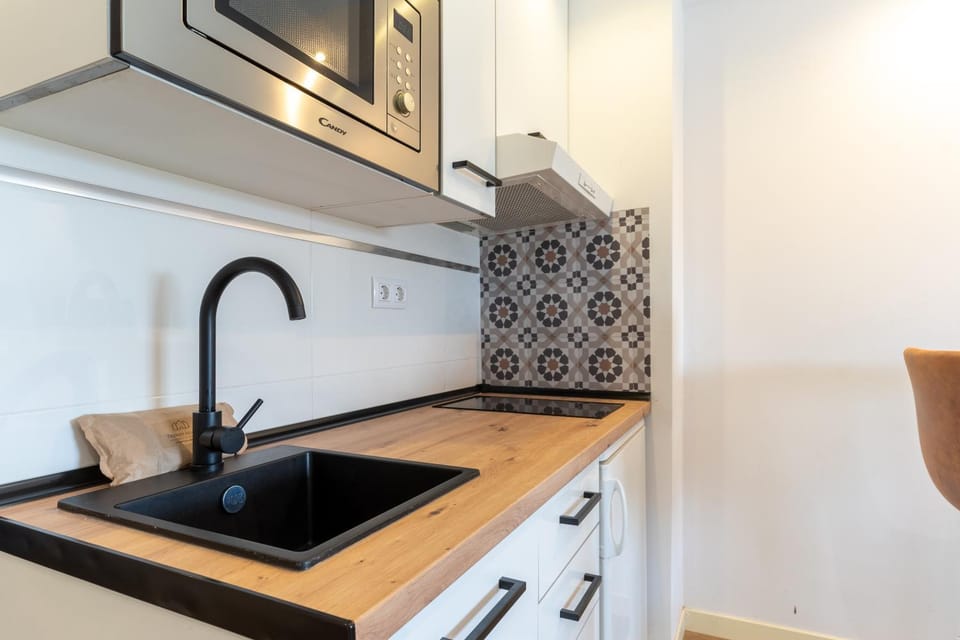 Kitchen or kitchenette, minibar, stove