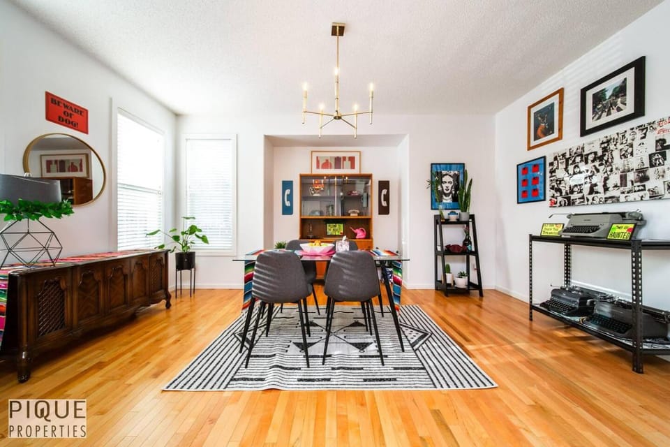 The Obsolete Suite - HotTub - King Bed - AC - Pet Friendly Apartment in Edmonton