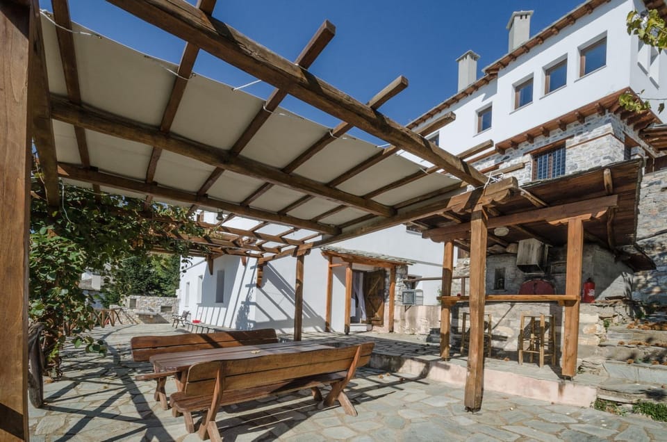 Property building, Day, Garden, Balcony/Terrace, Dining area
