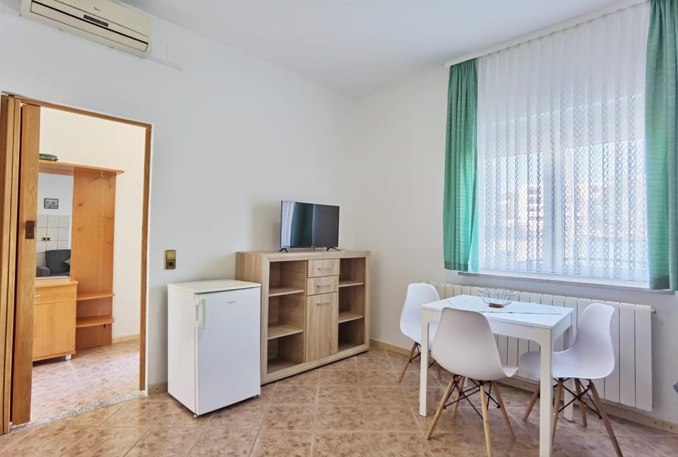 TV and multimedia, Kitchen or kitchenette, Living room, Seating area, Dining area, air conditioner