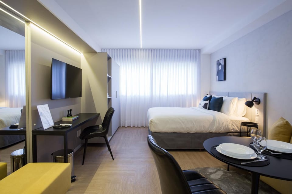 Bed, Day, TV and multimedia, Dining area, Bedroom, locker