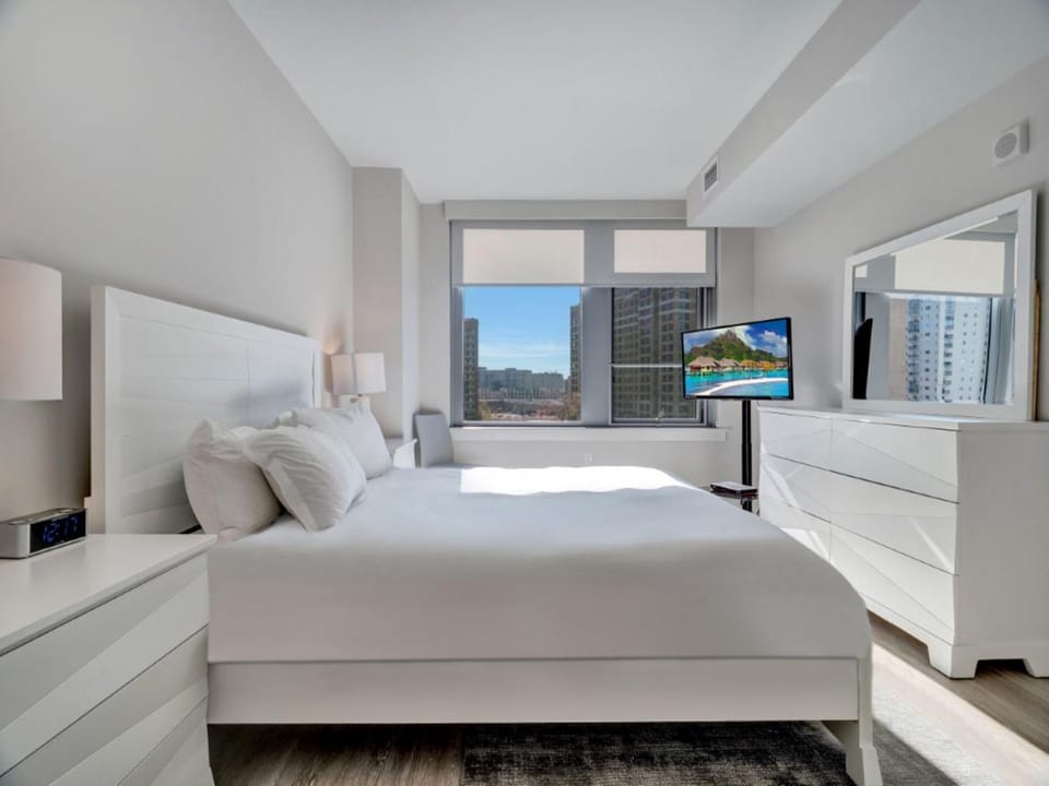 Bed, TV and multimedia, View (from property/room), Photo of the whole room, Bedroom, City view