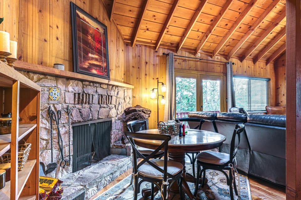 Cozy Mi-Wuk Village Cabin 18 Mi to Dodge Ridge! Cabin in Mi Wuk Village