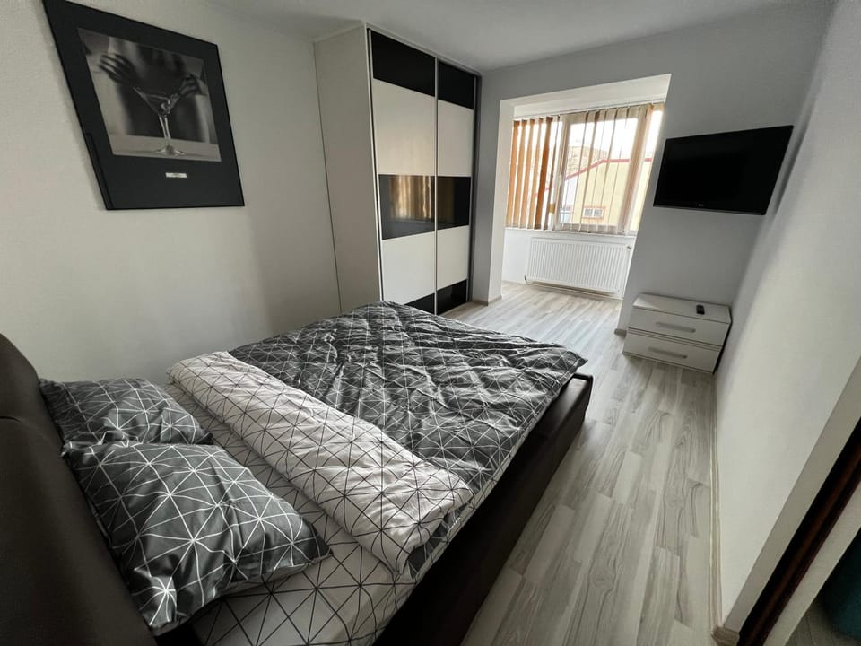 Bed, TV and multimedia, Bedroom