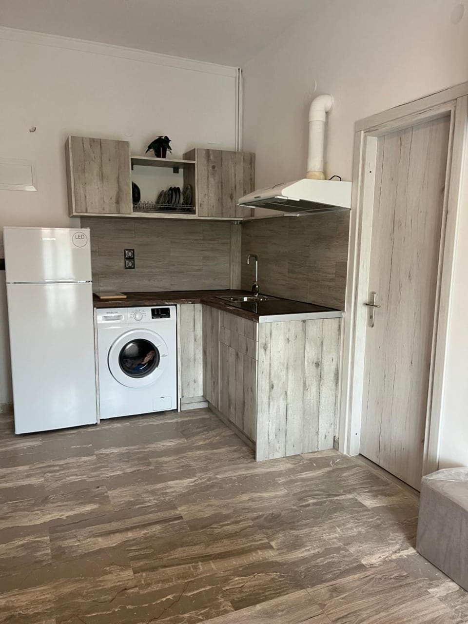 Kitchen or kitchenette, stove, toaster, washing machine