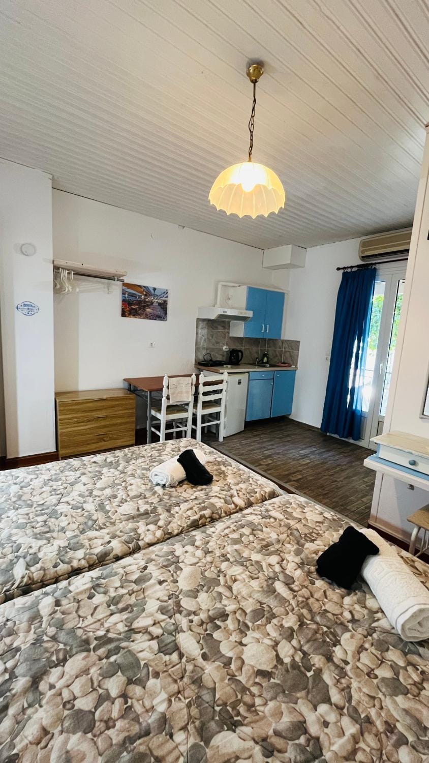 Bed, Kitchen or kitchenette, Photo of the whole room, Bedroom