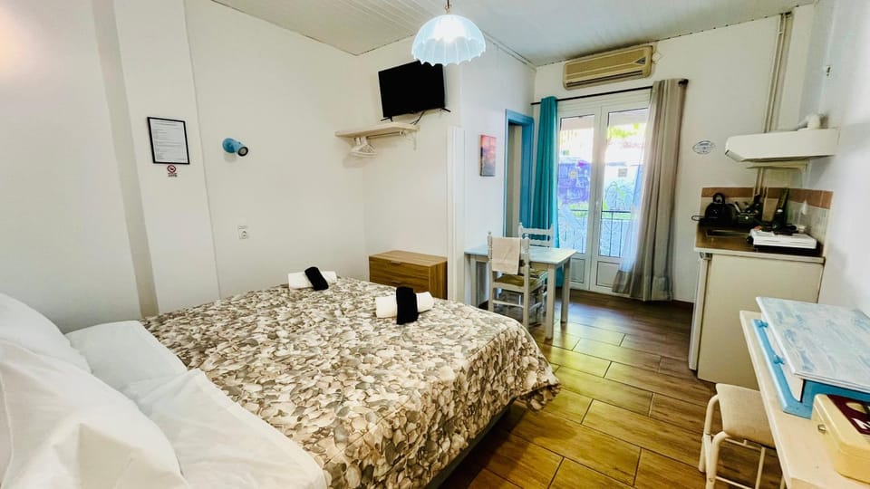 Bed, TV and multimedia, Kitchen or kitchenette, Photo of the whole room, Bedroom