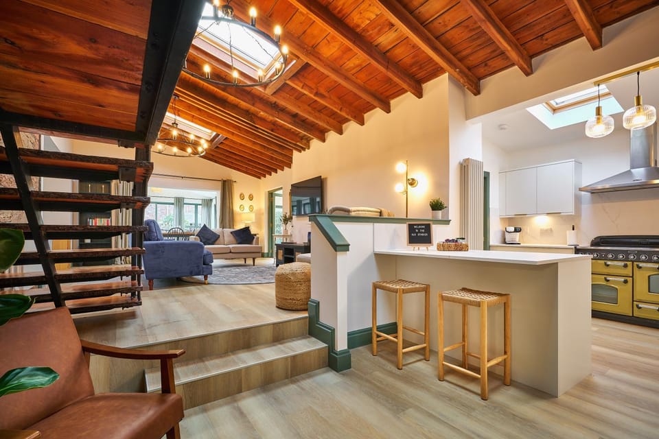 Kitchen or kitchenette, Living room, Seating area, Dining area