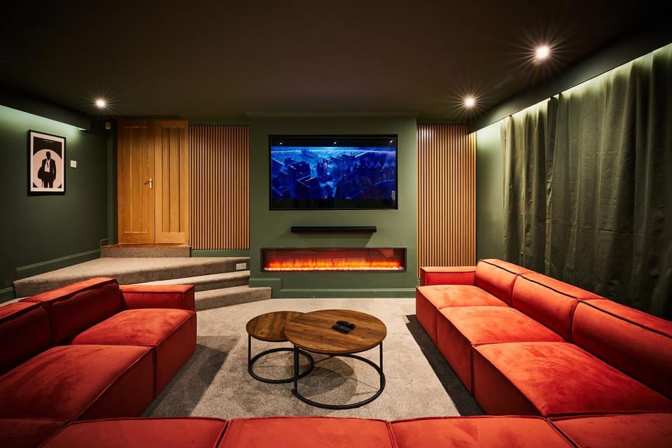 Communal lounge/ TV room, TV and multimedia, Living room, Seating area, Evening entertainment