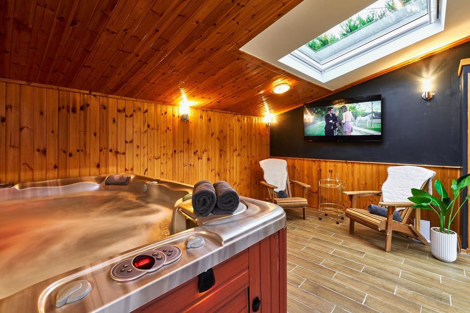 Hot Tub, TV and multimedia, Evening entertainment