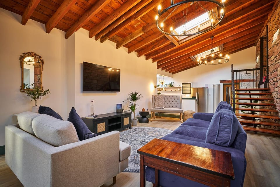 Communal lounge/ TV room, TV and multimedia, Living room, Seating area, Evening entertainment