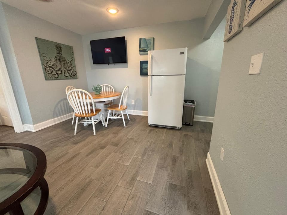 Kitchen or kitchenette, Seating area, Dining area