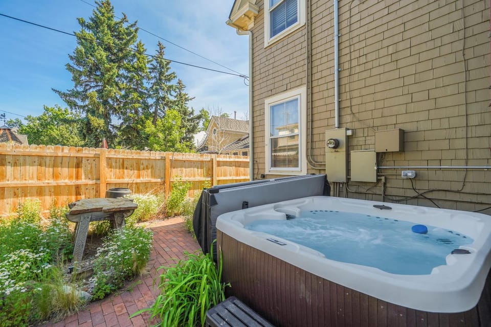 Noble Mansion 7 Bedrooms w Hot Tub Firepit & BBQ House in Colorado Springs